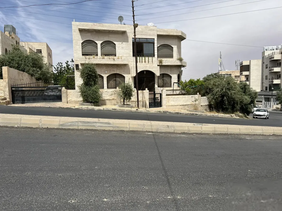 فيلا فاخرة للبيع في المقابلين حي الحويان