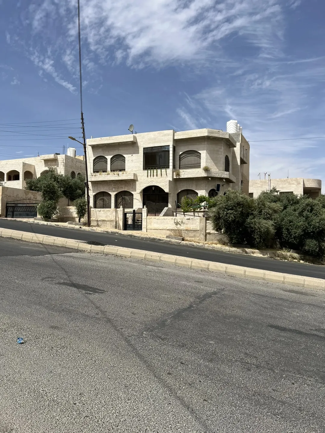 فيلا فاخرة للبيع في المقابلين حي الحويان