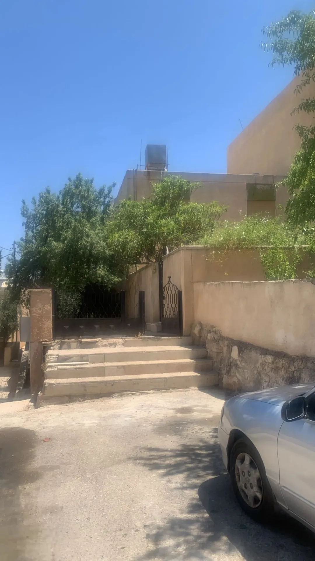 فيلا للبيع ابو نصير حارة 4 طابقين نظام امريكي مستقلة مساحة البناء 250متر مربع مع حديقة وارض جانبية