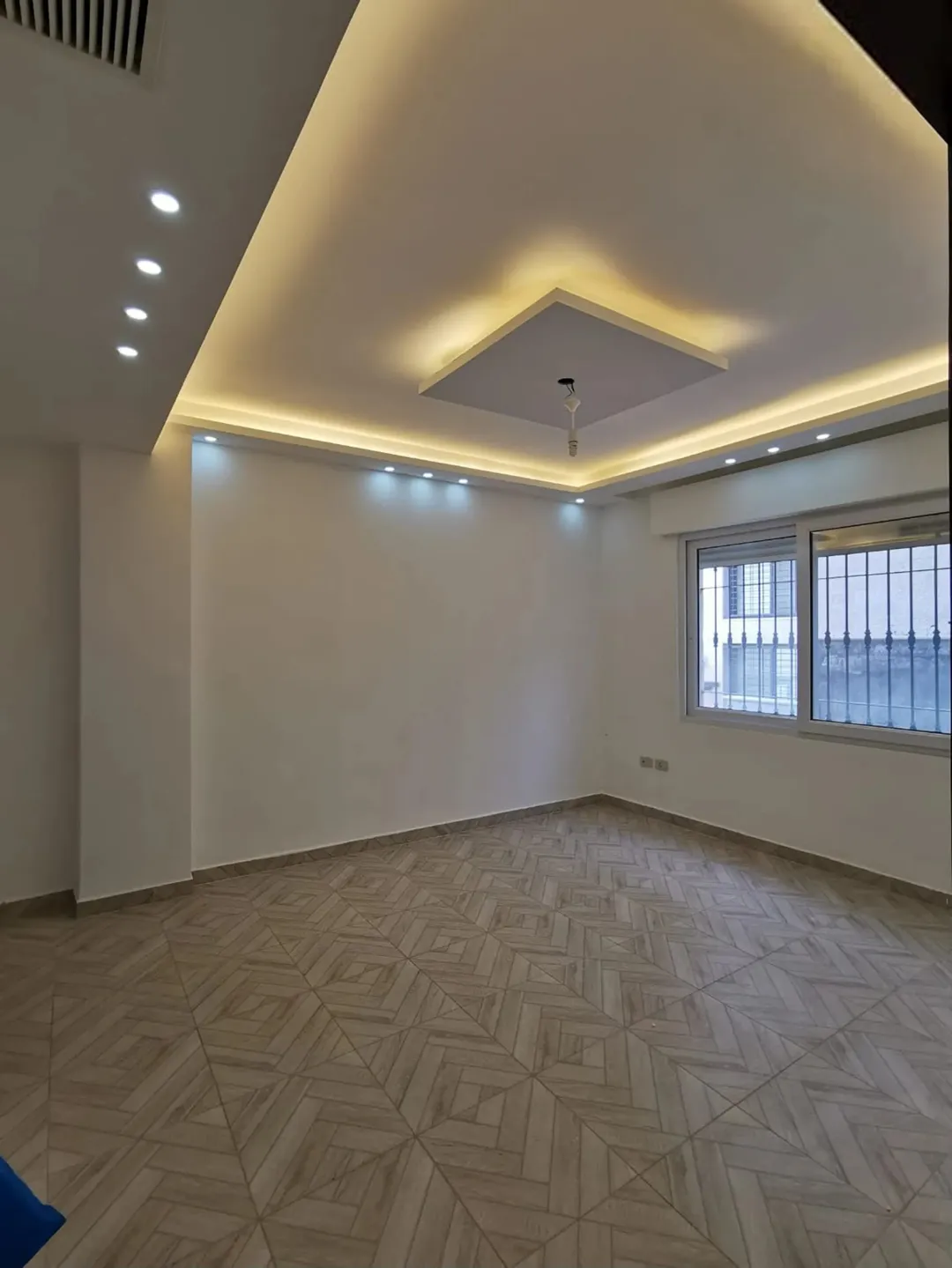 منزل مستقل للبيع عبارة عن منزل طابق ارضي 300 شقتين طابق اول 150 ب150 مساحة الارض 750