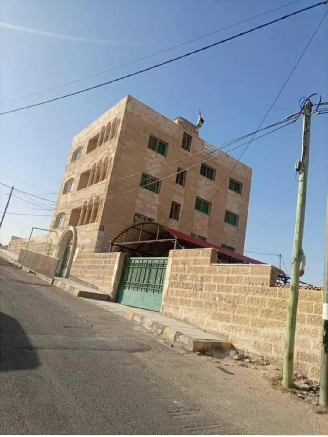 عماره للبيع مكونه من أربع طوابق حجر اربع واجهات مؤجره مدرسه حكوميه بعقد سنوي 14520 دينار الموقع مارك