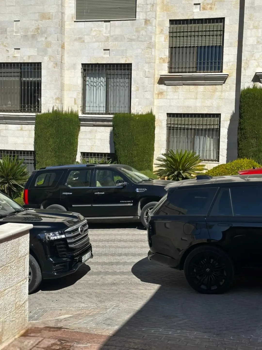 فيلا فاخرة للبيع في كمبوند سكني راقٍ بمنطقة دابوق