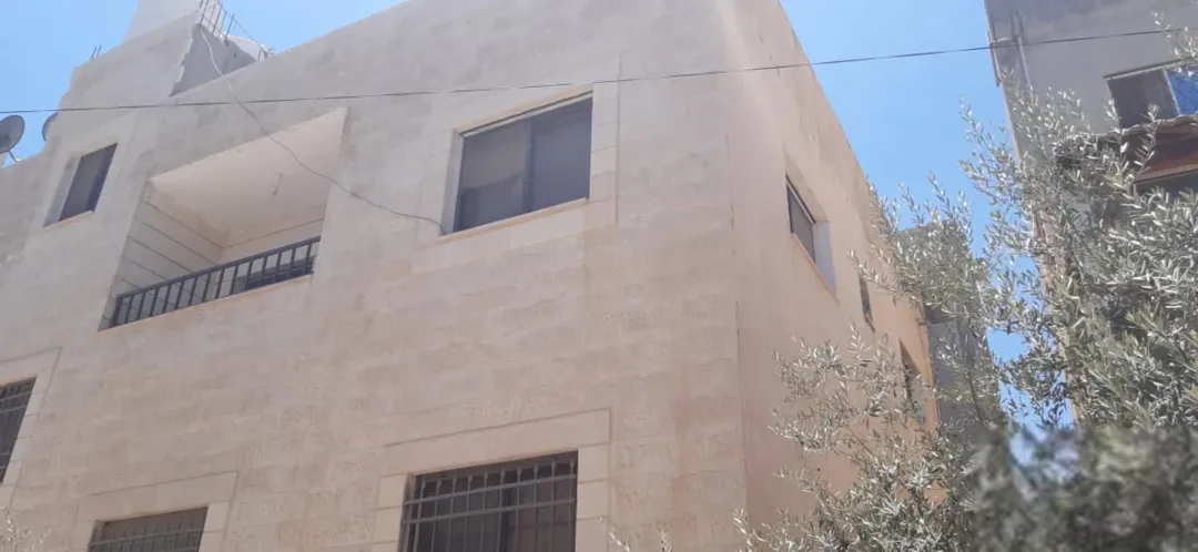 سطح للبيع في عين الباشا موقع متميز