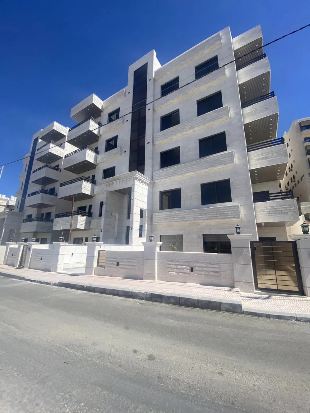 شقة فاخرة للبيع في أبو السوس عمان