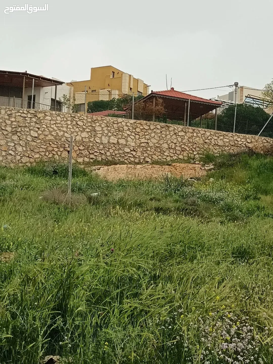 قطعة أرض فاخرة بإطلالة خلابة على سد الملك طلال