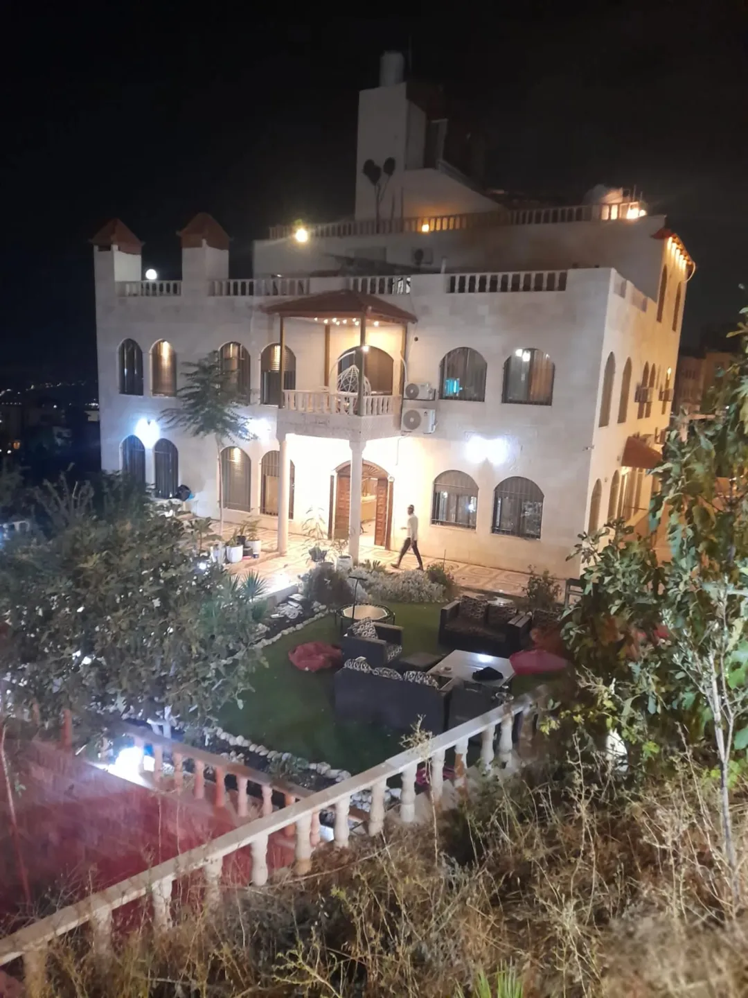 فيلا فاخرة في الجبيهة 3 غرف نوم وإطلالة خلابة