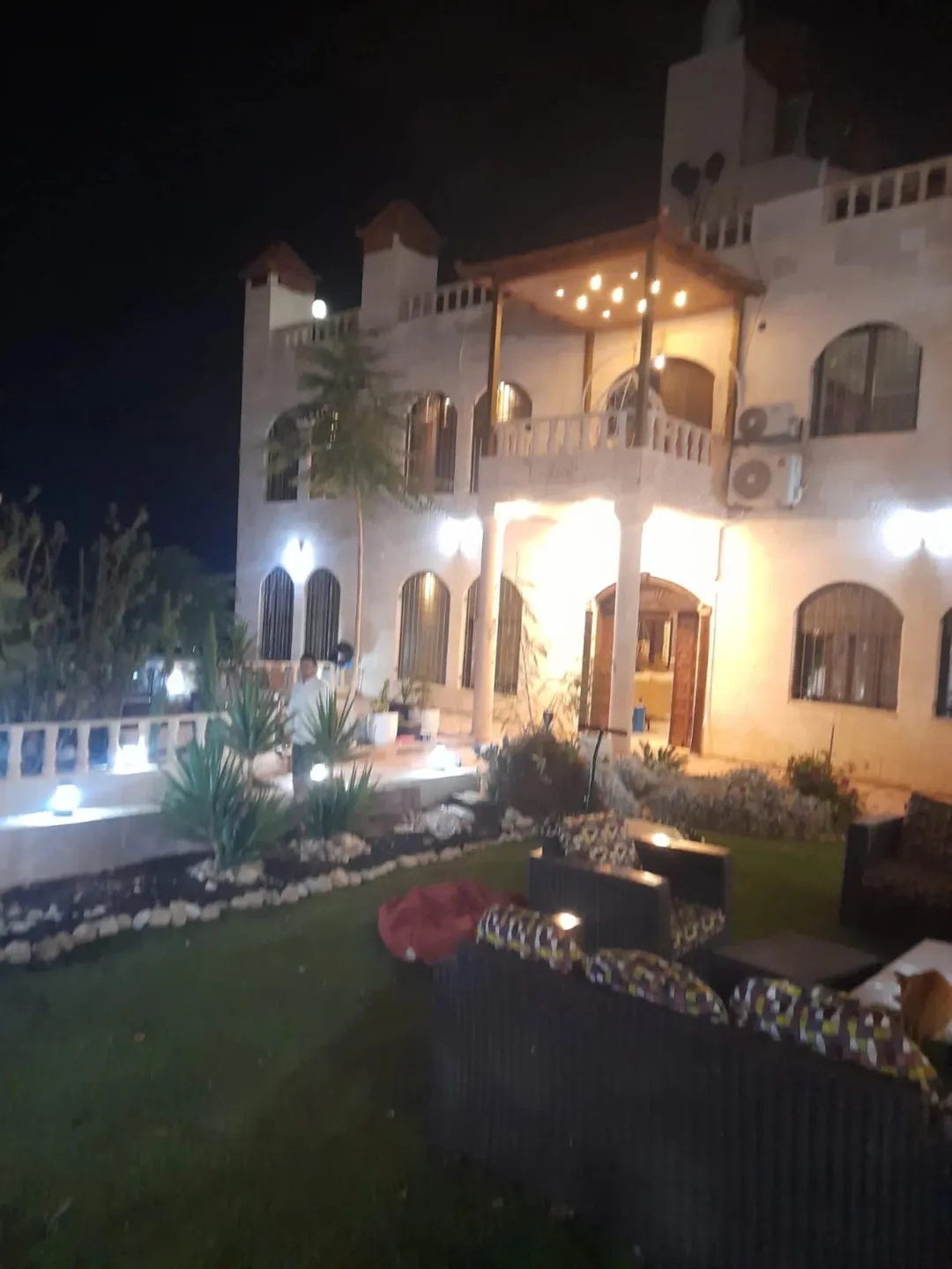 فيلا فاخرة في الجبيهة 3 غرف نوم وإطلالة خلابة