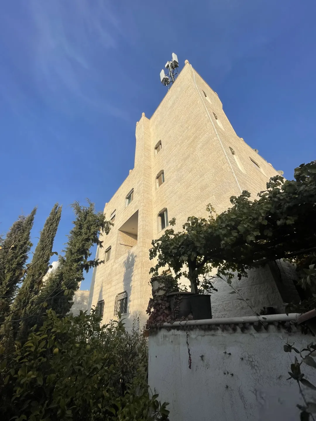 عمارة للبيع تصلح للاستثمار والسكن العائلي بمنطقة البنيات ام اقصير