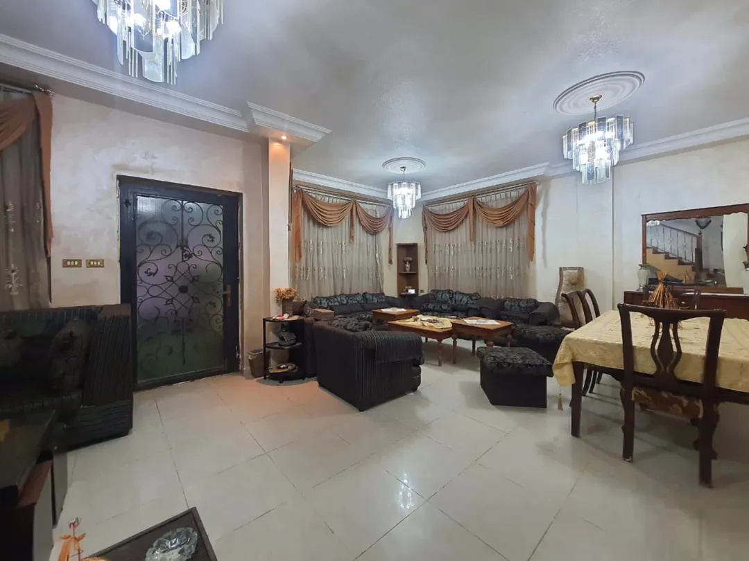 عمارة للبيع تصلح للاستثمار والسكن العائلي بمنطقة البنيات ام اقصير