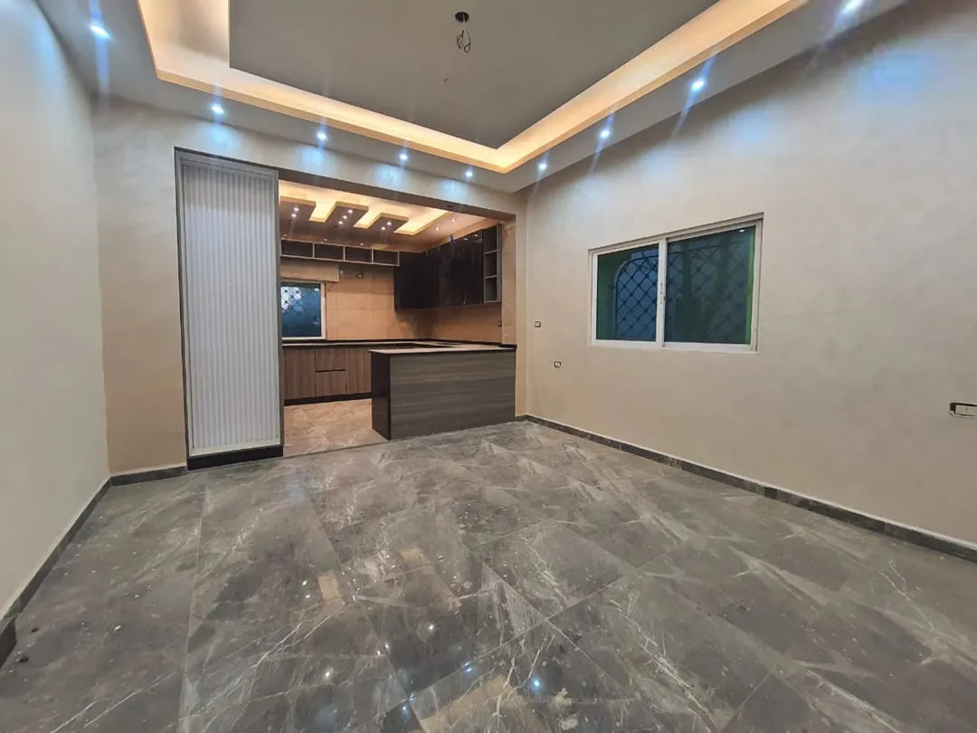 عمارة للبيع تصلح للاستثمار والسكن العائلي بمنطقة البنيات ام اقصير