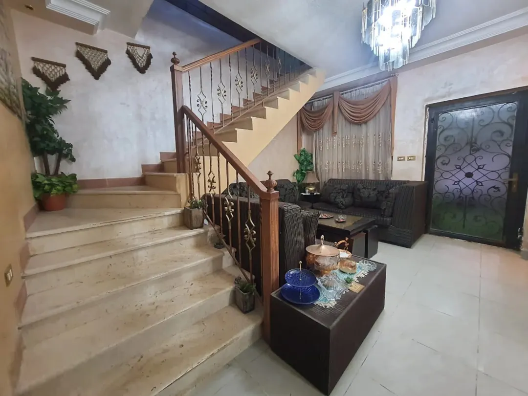 عمارة للبيع تصلح للاستثمار والسكن العائلي بمنطقة البنيات ام اقصير