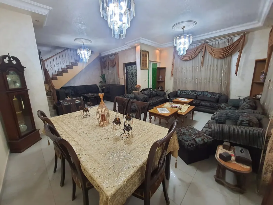 عمارة للبيع تصلح للاستثمار والسكن العائلي بمنطقة البنيات ام اقصير