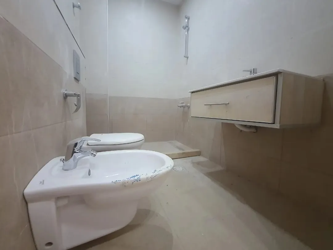 عمارة للبيع تصلح للاستثمار والسكن العائلي بمنطقة البنيات ام اقصير