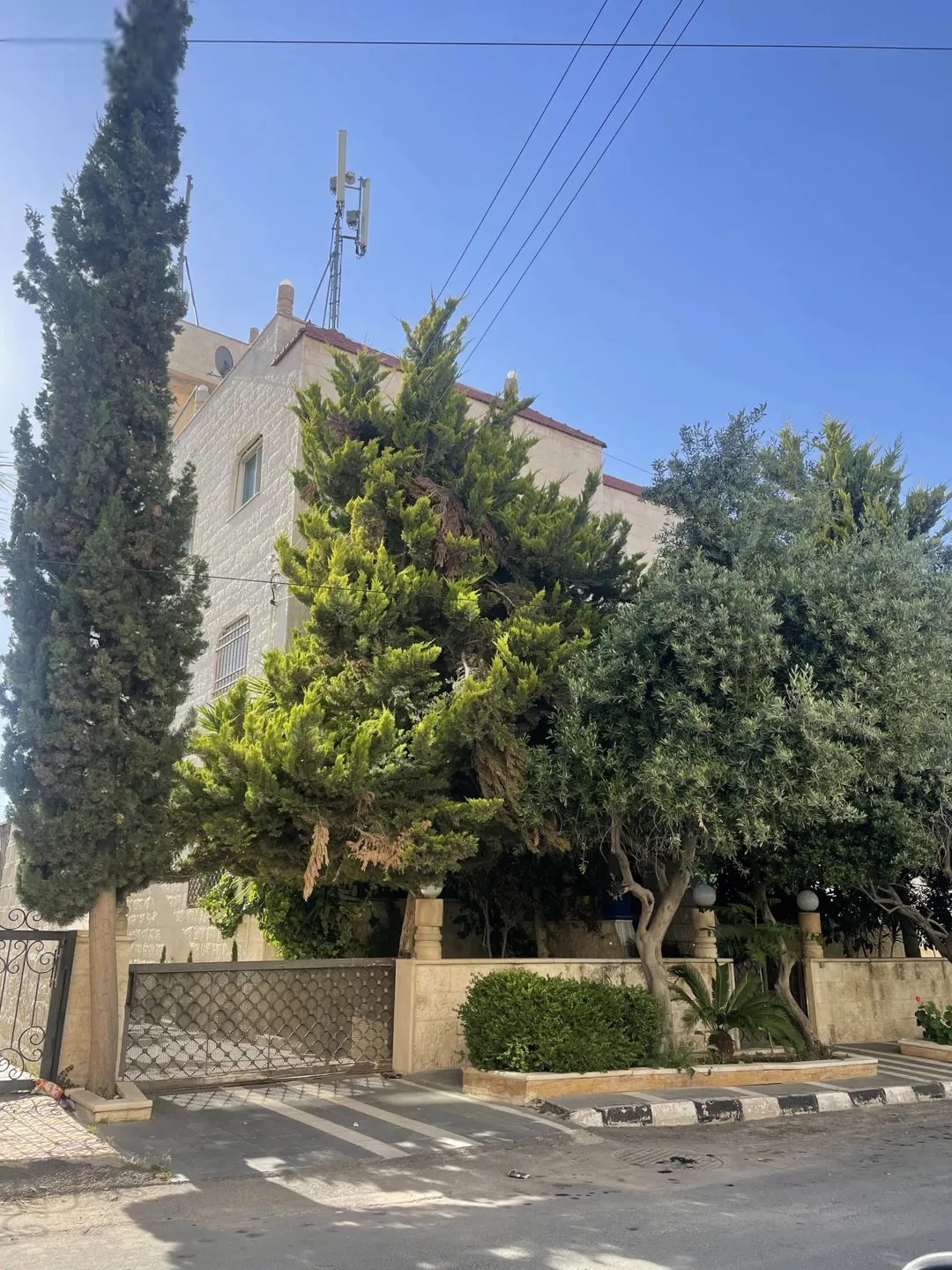 عمارة للبيع تصلح للاستثمار والسكن العائلي بمنطقة البنيات ام اقصير
