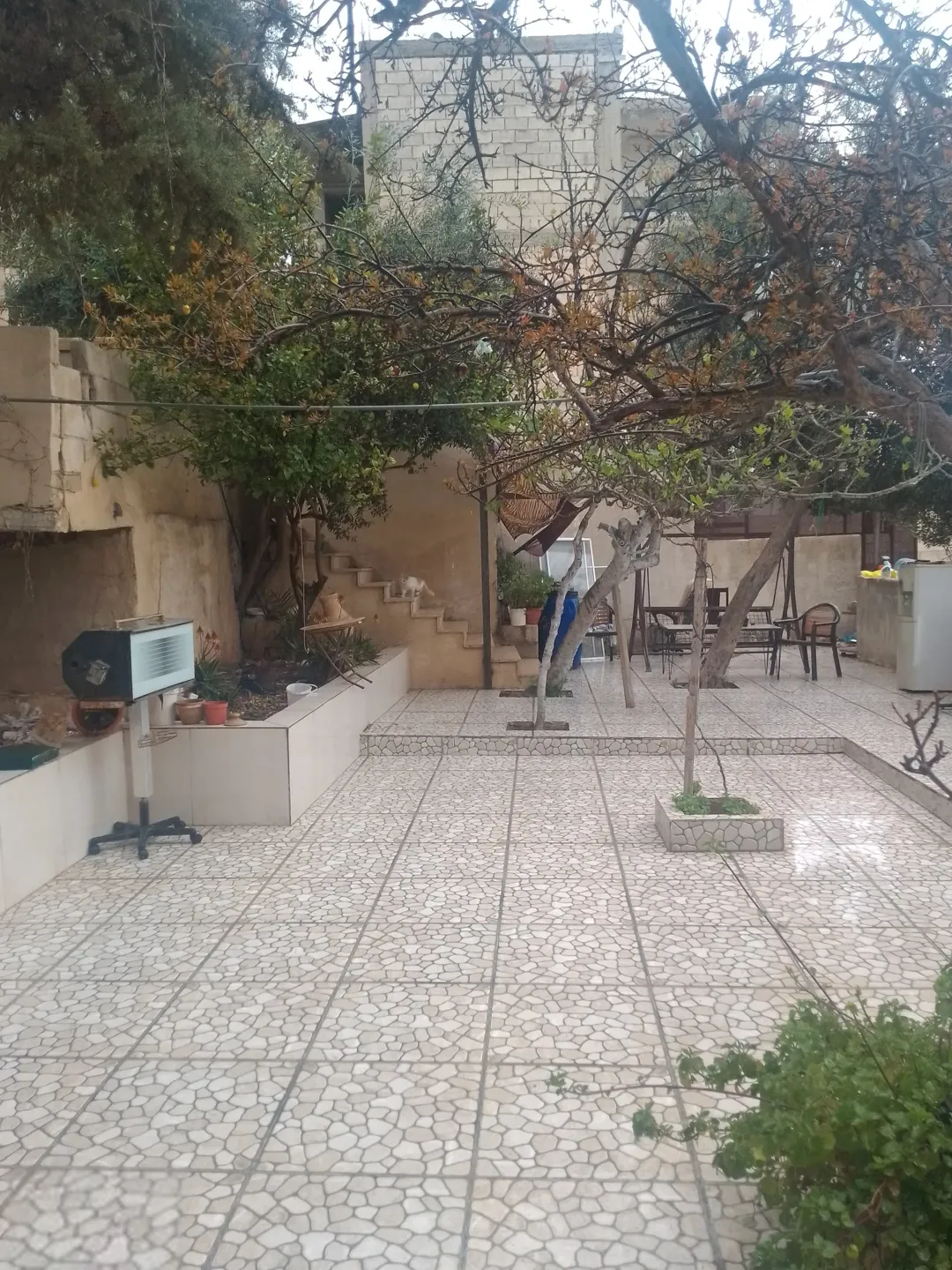 منزل سكني فسيح مع حدائق مثمرة للبيع
