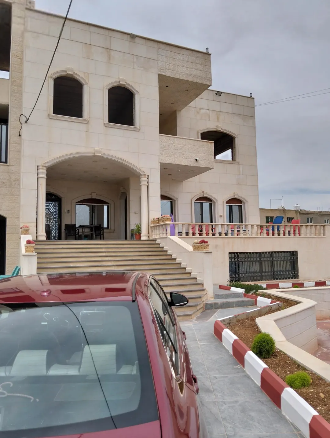 عمارة سكنية فاخرة للبيع في منطقة بشرى – إربد
