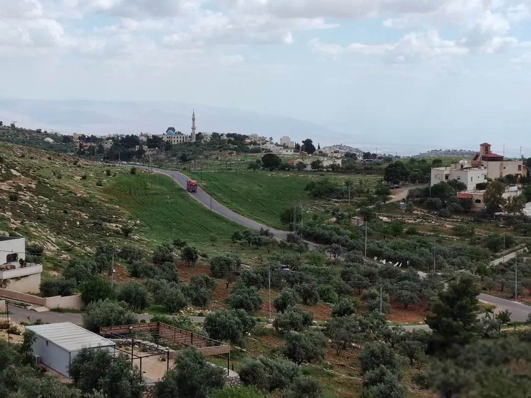 أرض ملوكية في السلط – المغاريب بإطلالة غربية ساحرة