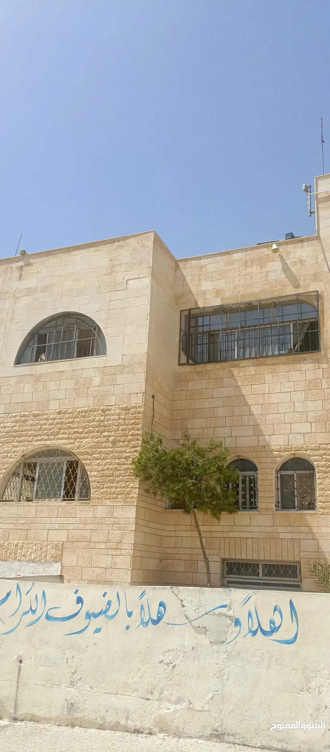 عمارة سكنية مميزة للبيع في عين الباشا