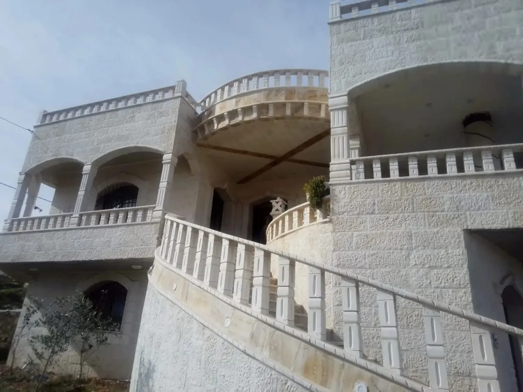 فيلا فاخرة للبيع في أرقى مناطق صخرة – عجلون