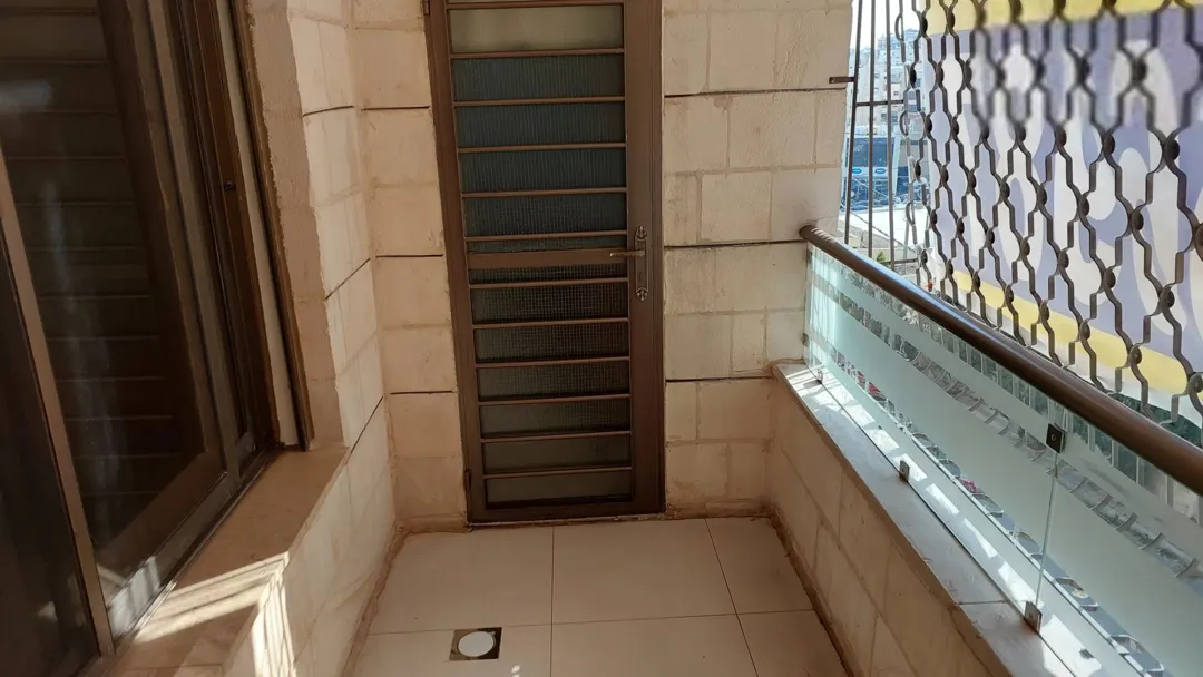 شقة سكنية مجددة مميزة للبيع فوق مجمع الشمال وشركة جت وصالة تكنوفتنس للرياضة