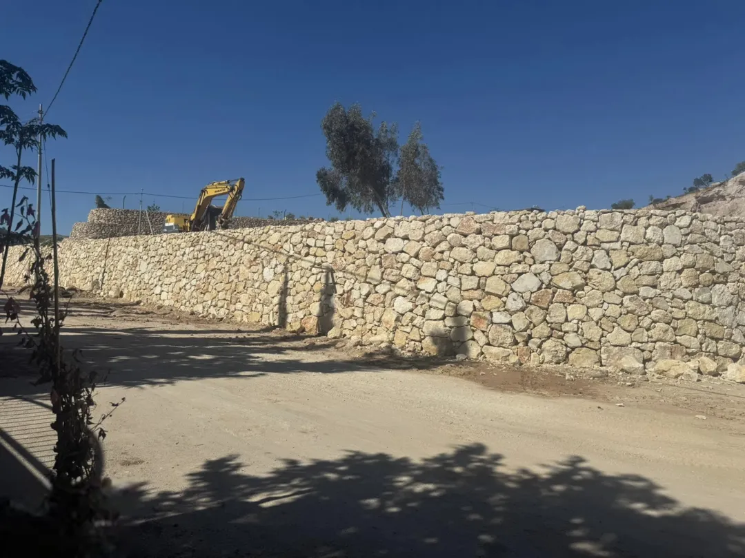 ارض للبيع في ماحص قريبة من دابوق و خلدا و الكرسي و بدر الجديدة منطقة الشاليهات الفخامة وقفز استثماري