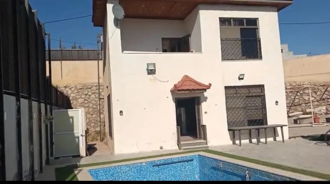 شاليه للبيع لقطه بسعر 65 الف. مطل ومرتفع اطلاله خرفيه على ثلاث شوارع
