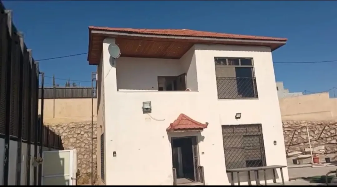 شاليه للبيع لقطه بسعر 65 الف. مطل ومرتفع اطلاله خرفيه على ثلاث شوارع