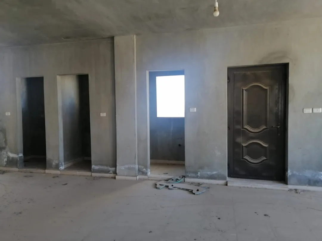طابق تجاري وسكني للبيع في وسط مدينة مادبا – 200 متر مربع