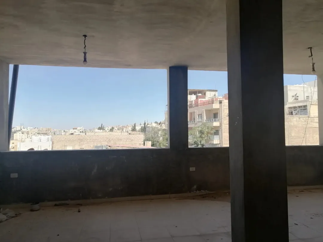 طابق تجاري وسكني للبيع في وسط مدينة مادبا – 200 متر مربع