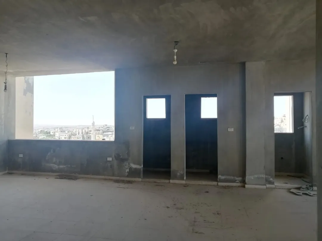 طابق تجاري وسكني للبيع في وسط مدينة مادبا – 200 متر مربع