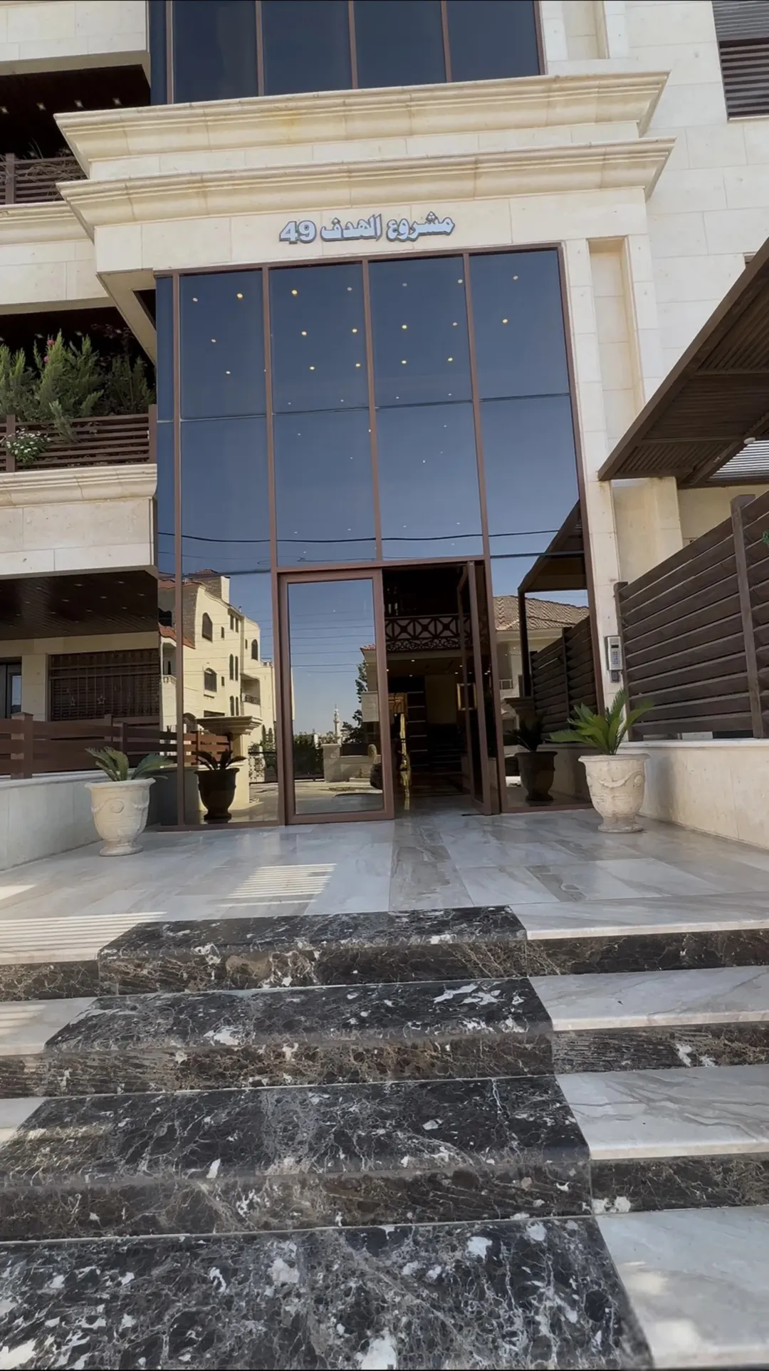 شقة فاخرة مع روف بنظام أمريكي للبيع في الجبيهة – عمان