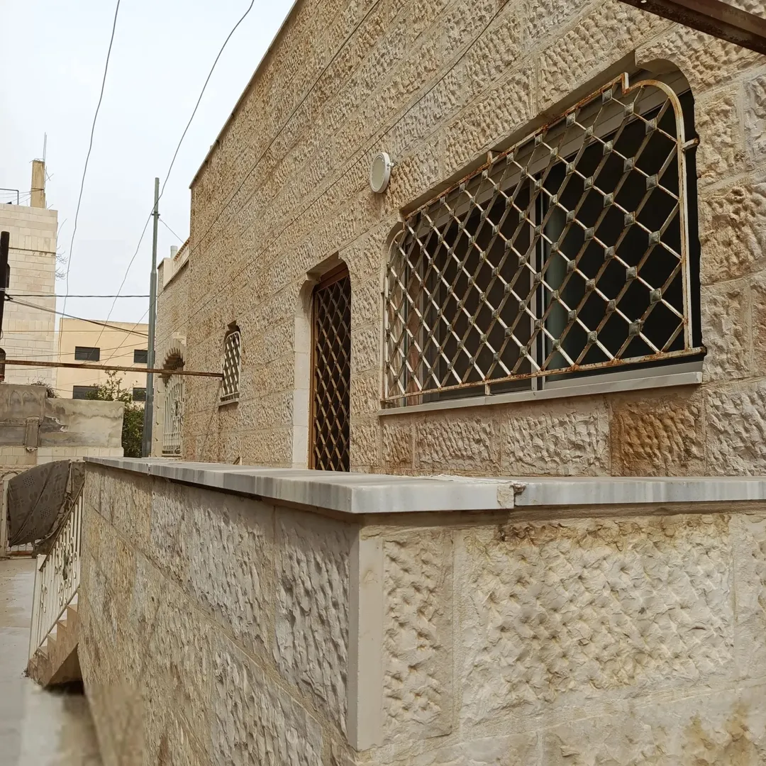 بيت طابقين معلق في ماركا الجنوبية بالقرب من نادي السباق
