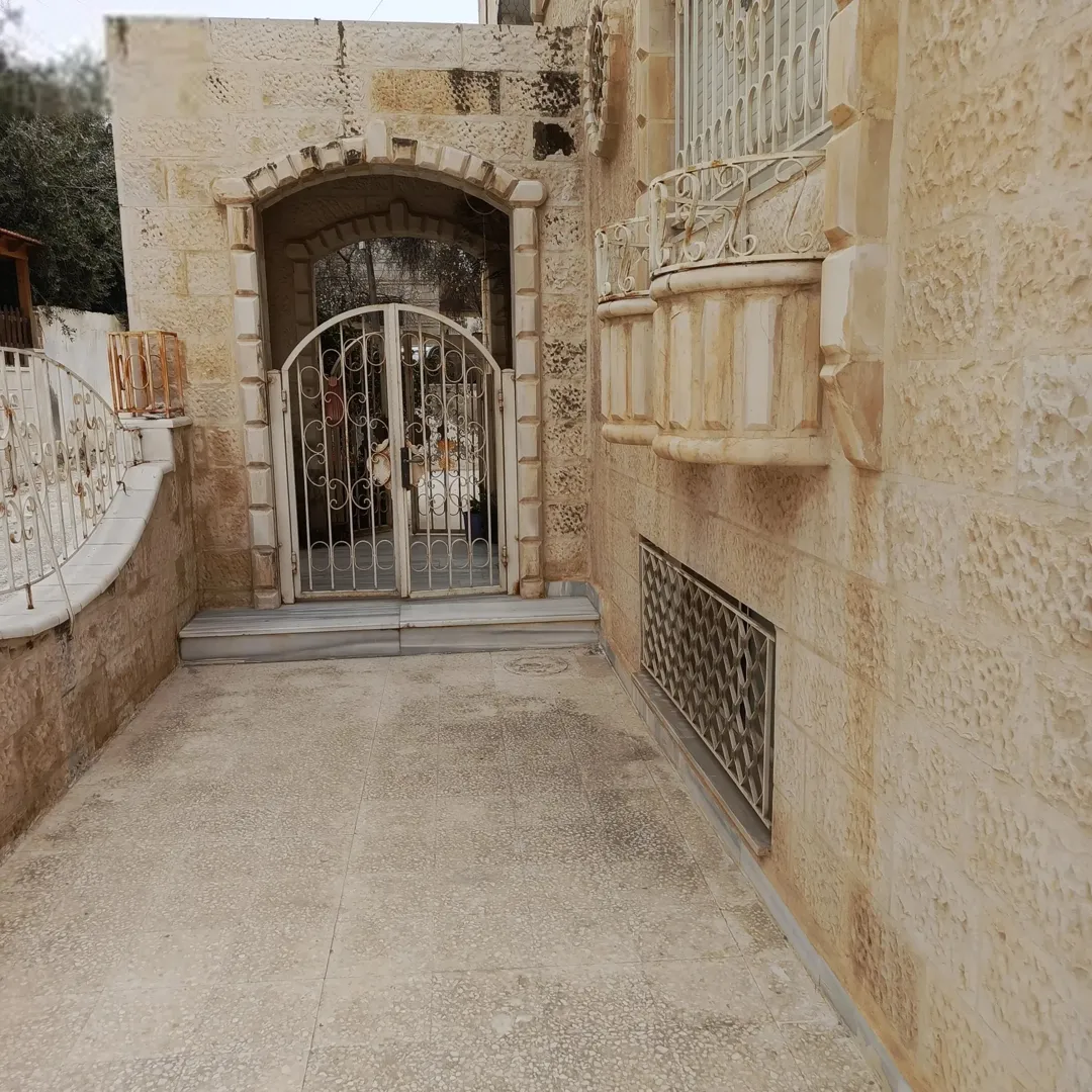 بيت طابقين معلق في ماركا الجنوبية بالقرب من نادي السباق