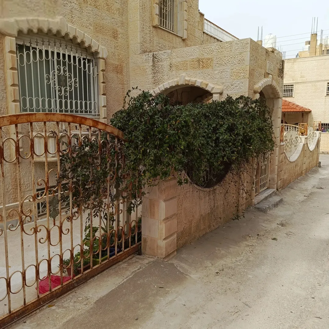 بيت طابقين معلق في ماركا الجنوبية بالقرب من نادي السباق