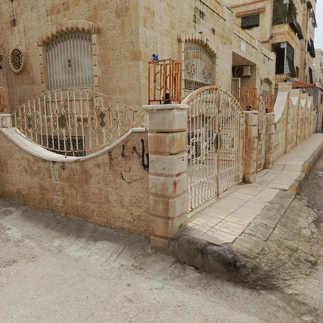 بيت طابقين معلق في ماركا الجنوبية بالقرب من نادي السباق