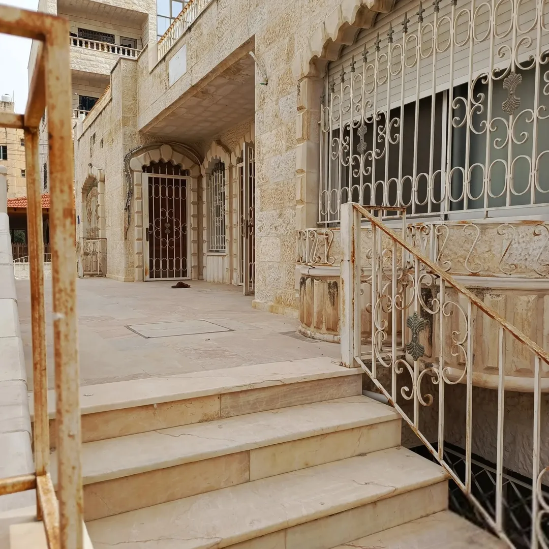 بيت طابقين معلق في ماركا الجنوبية بالقرب من نادي السباق