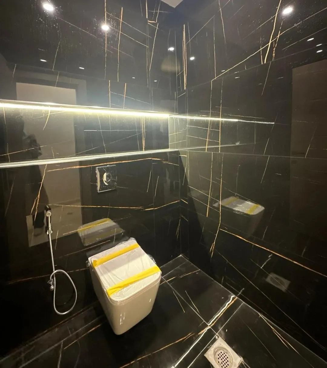شقة فاخرة بتشطيب فندقي مع نظام ذكي في حي المنصور الجبيهة