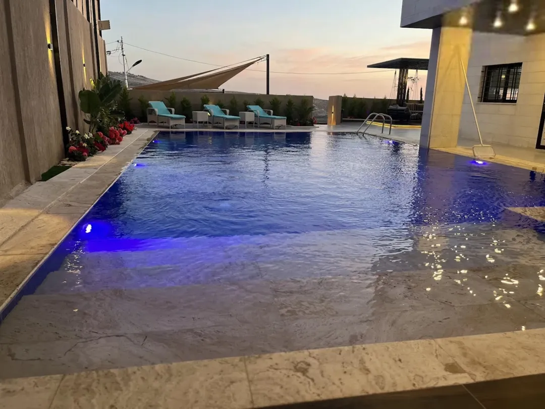 شاليه فاخر للبيع في ناعور – سيل حسبان – مسبح مدفأ وإطلالة ساحرة