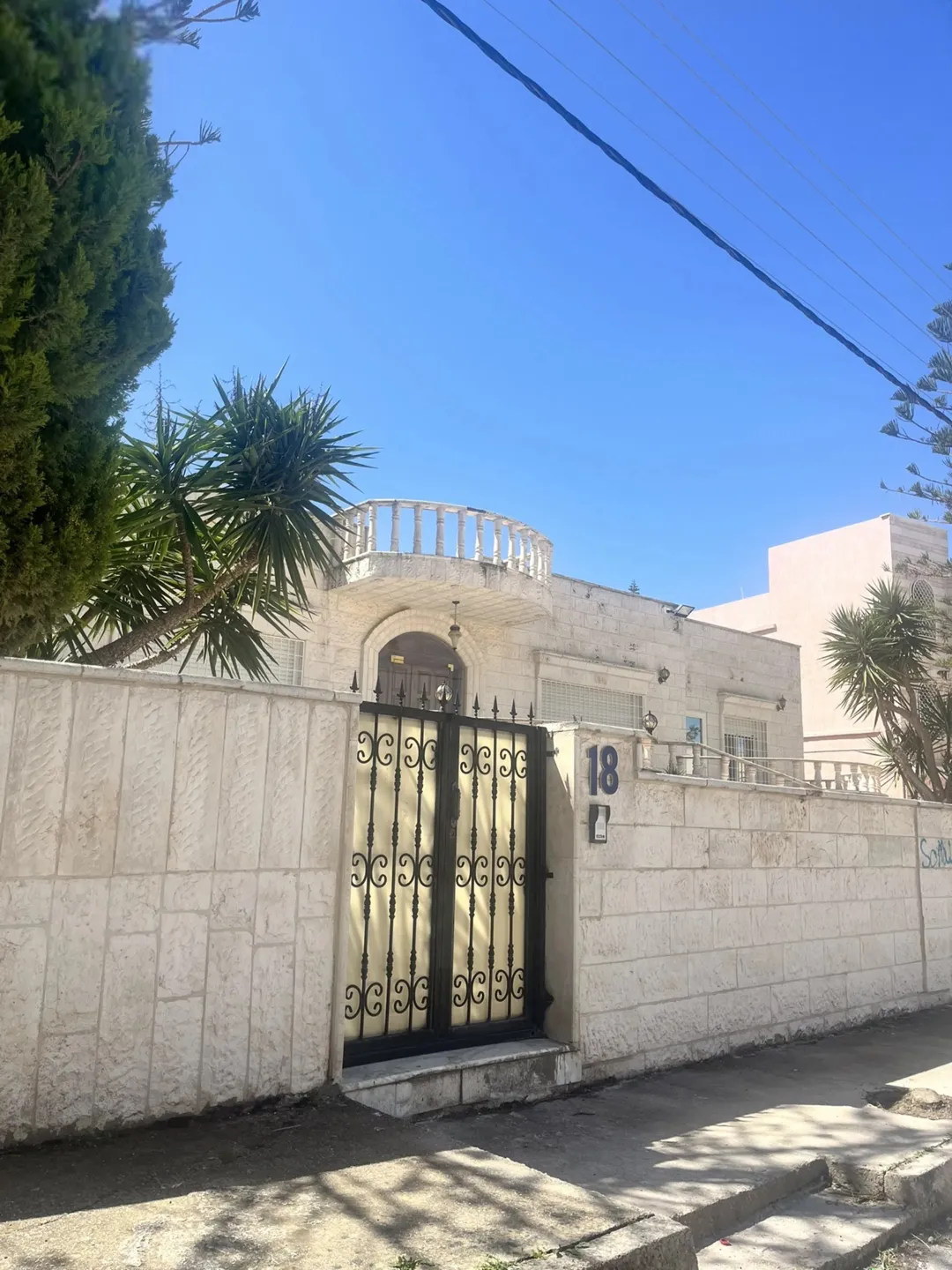 فيلا فاخرة للبيع في اربد حي الافراح