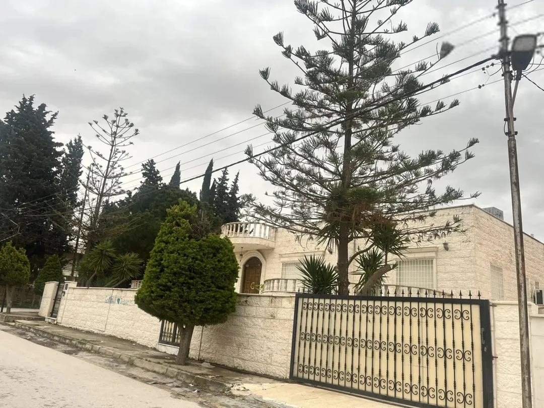 فيلا فاخرة للبيع في اربد حي الافراح