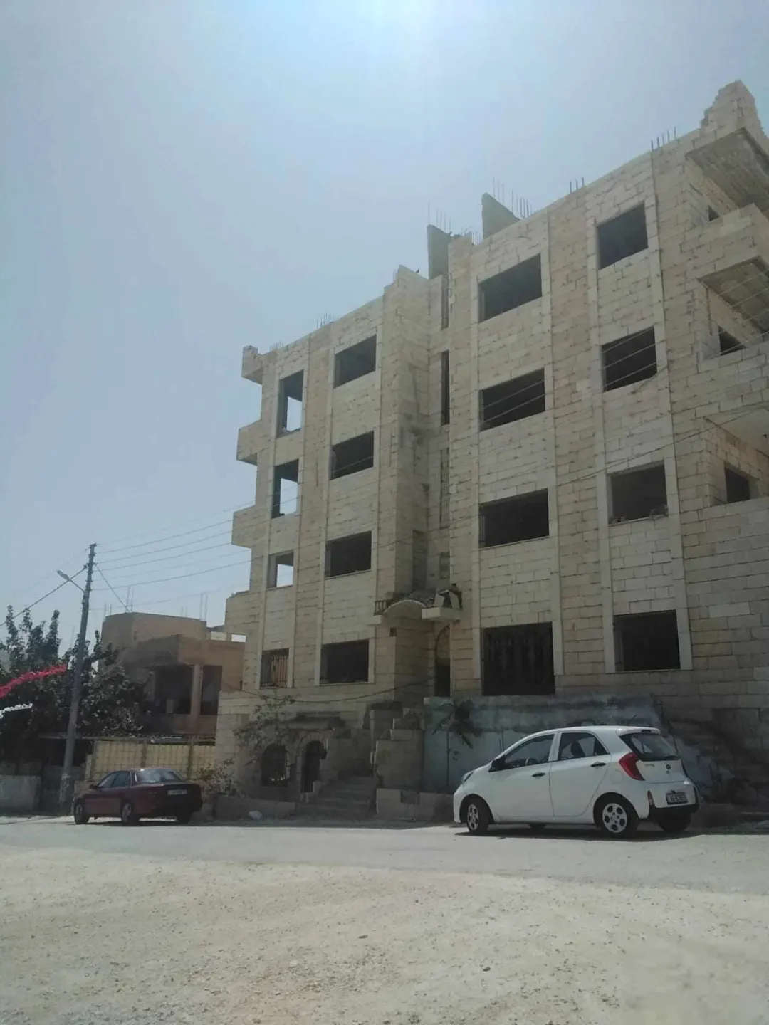 عمارة 5 طوابق للبيع بسعر حرق في طبربور – 8 شقق مشطبة + طابقين عظم