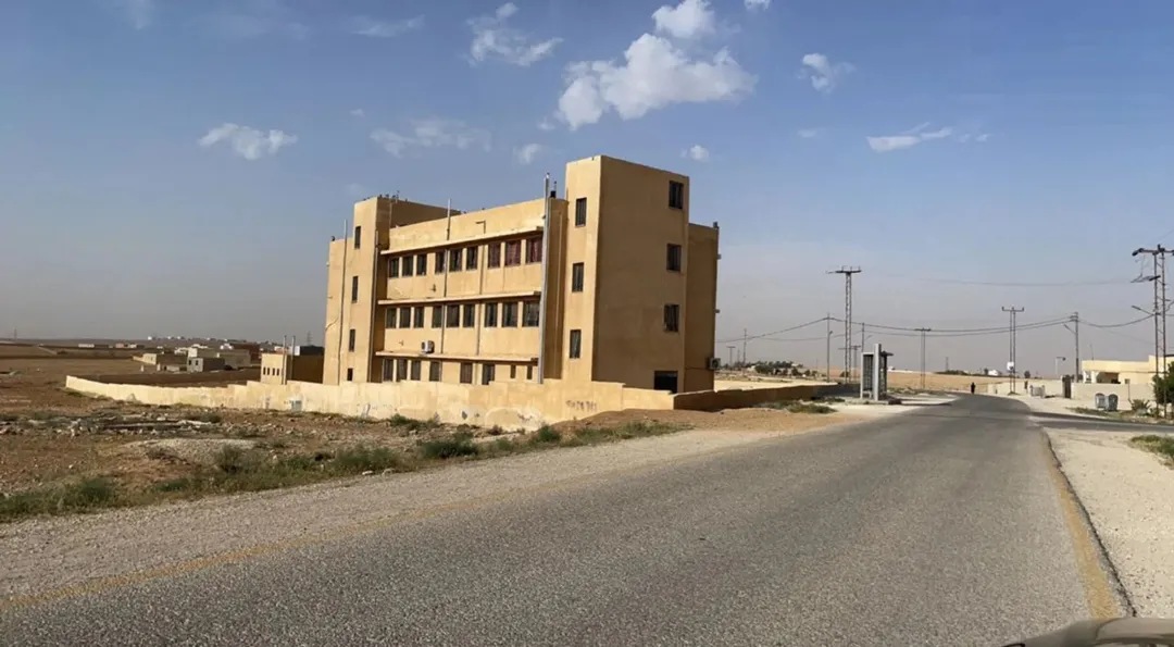 أرض سكنية مميزة بمساحة دونم في منطقة الجيزة – طريق المطار على شارع أربنة الرئيسي