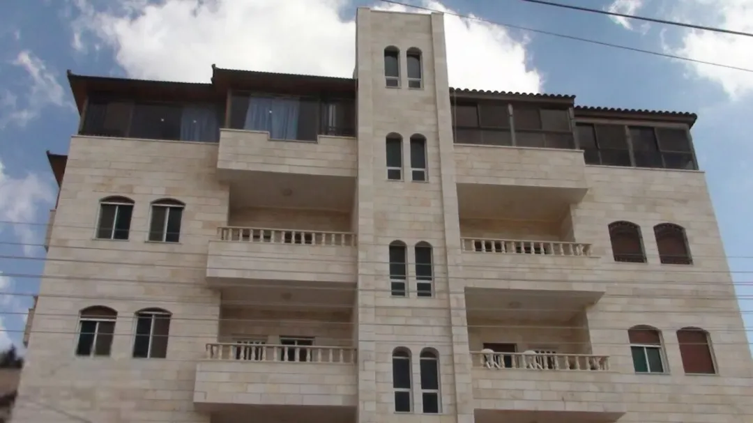 شقتان للبيع في الجبيهة بالقرب من قصر الأميرة بسمة