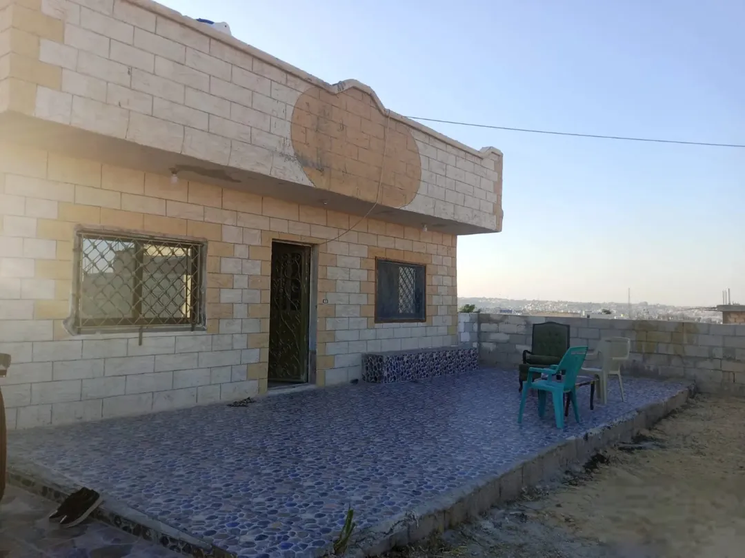 بيت ساحر للبيع في منطقة أبو صياح يقع على مقربة من الأوتسراد ويستقبل التفاوض