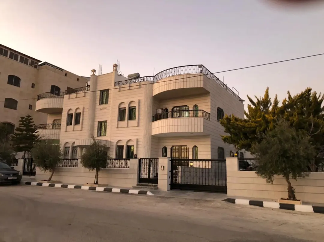 فيلا فخمة في مرج الحمام – عمان فرصة استثمارية مميزة
