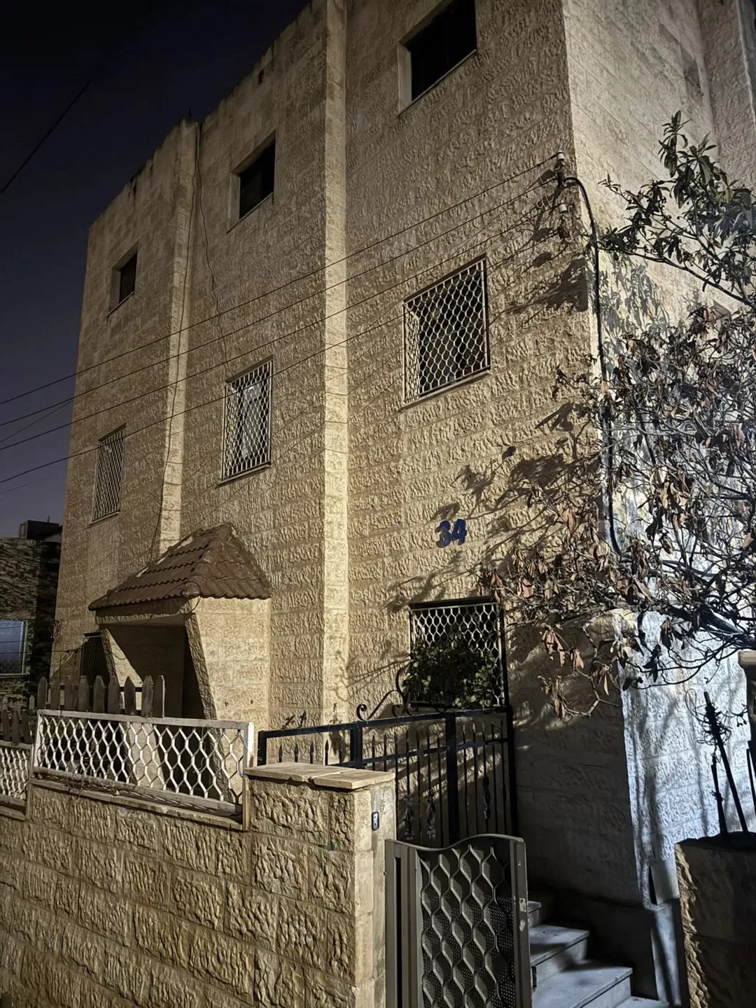 عمارة سكنية فاخرة ثلاث شقق في كل طابق