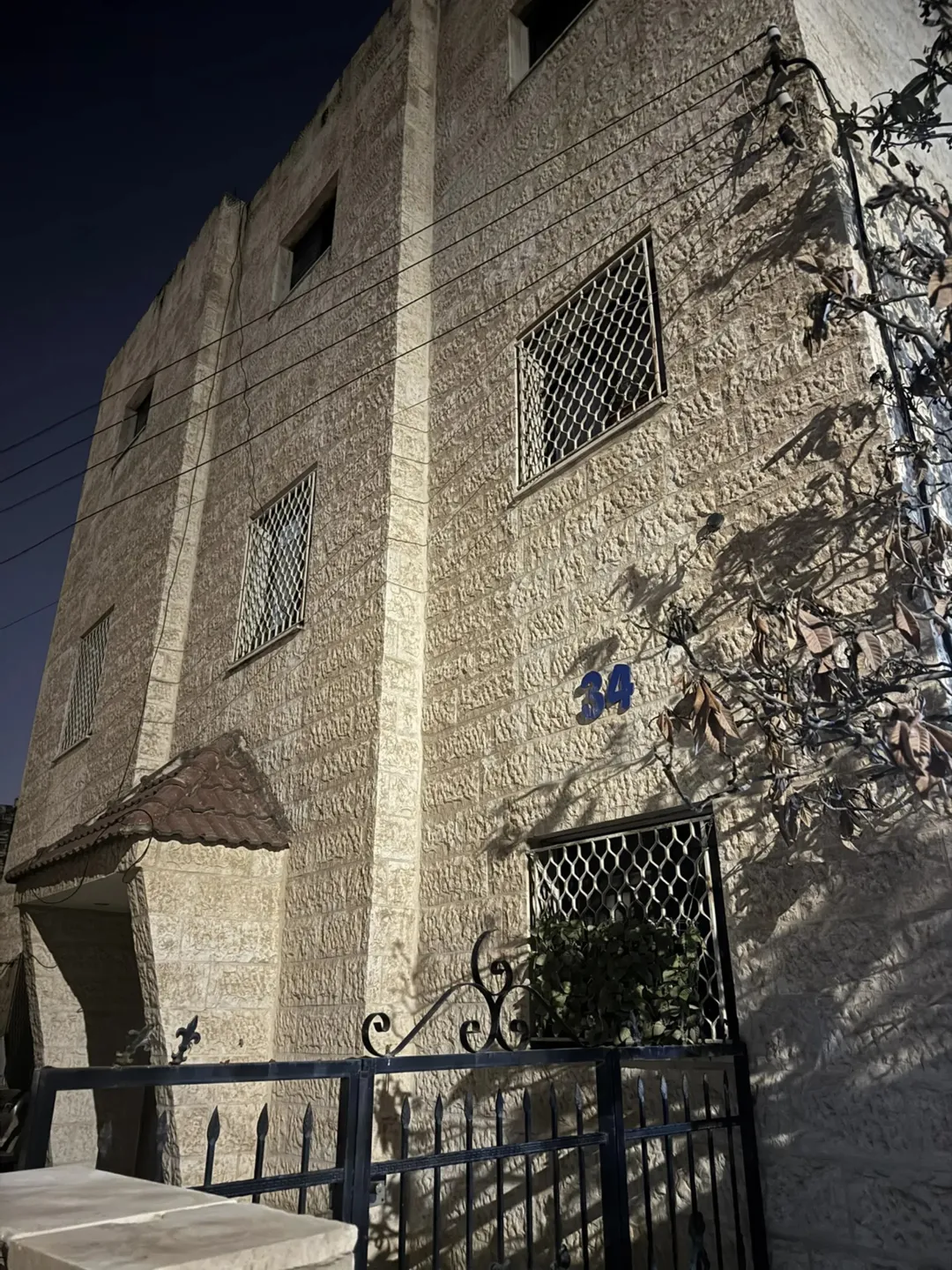 عمارة سكنية فاخرة ثلاث شقق في كل طابق