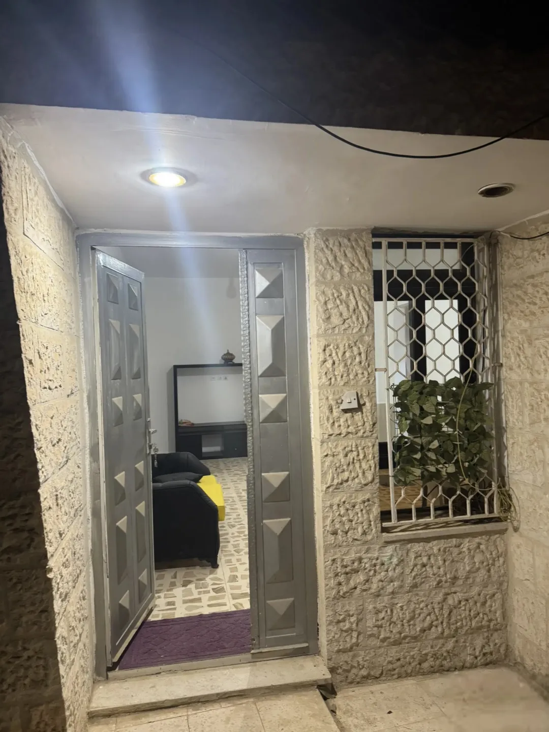 عمارة سكنية فاخرة ثلاث شقق في كل طابق