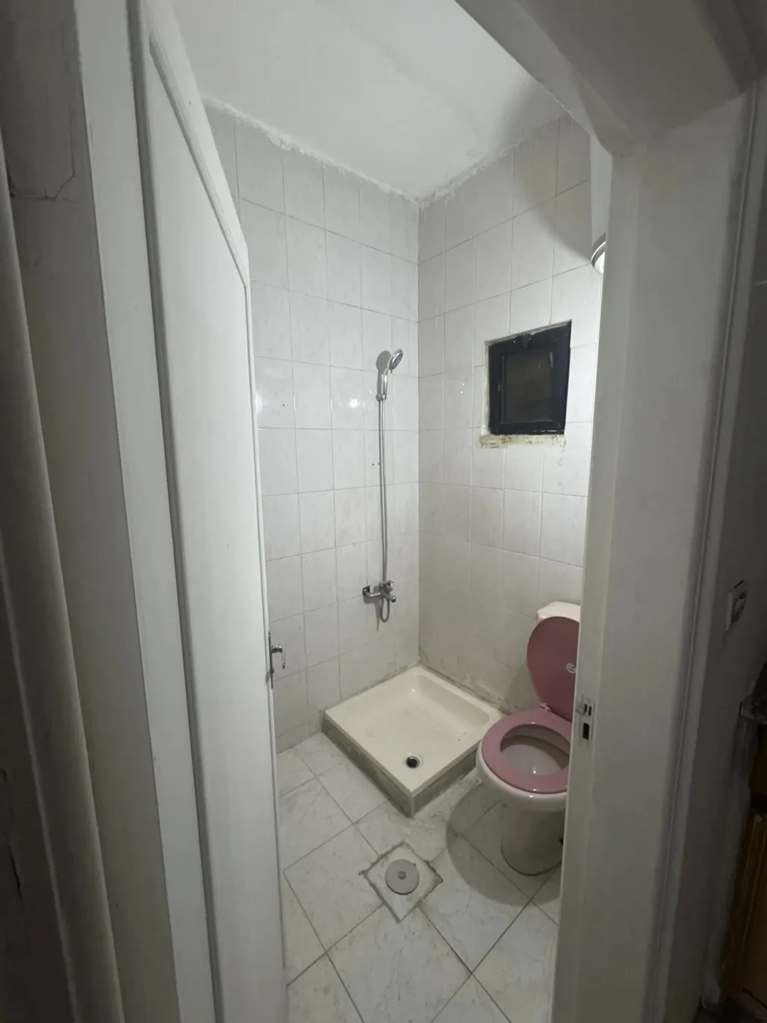 عمارة سكنية فاخرة ثلاث شقق في كل طابق