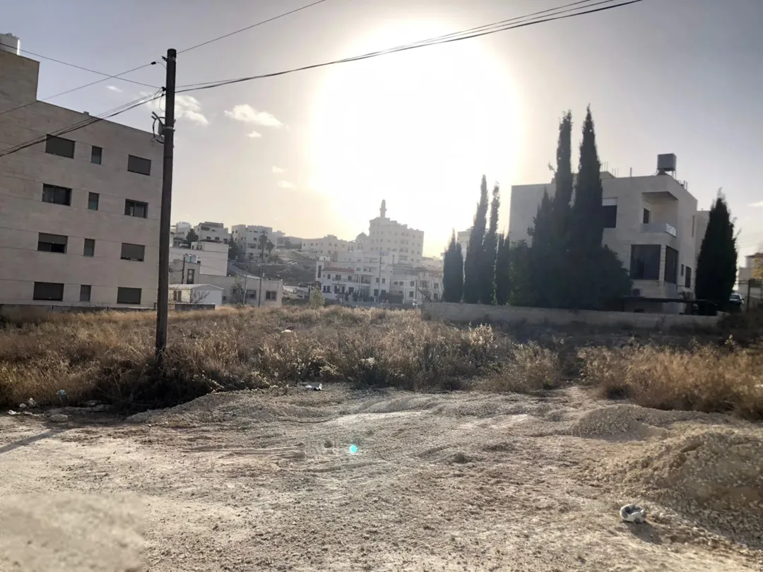 ارض سكنية منطقة هادئة بمساحة 552 متر مربع قرب مسجد فلاح و الانشراح